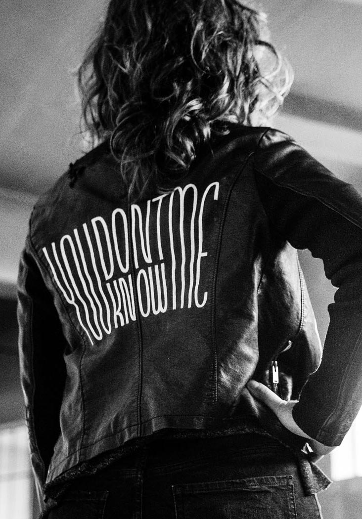 Lederjacke beschriftet Handlettering "you dont know me"